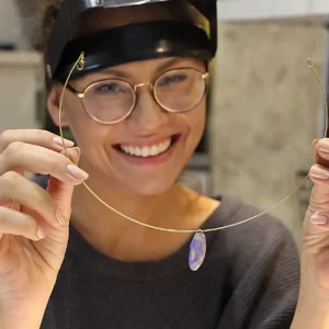 Création de bijoux lors d'une expérience en groupe chez JUST ART! PARIS