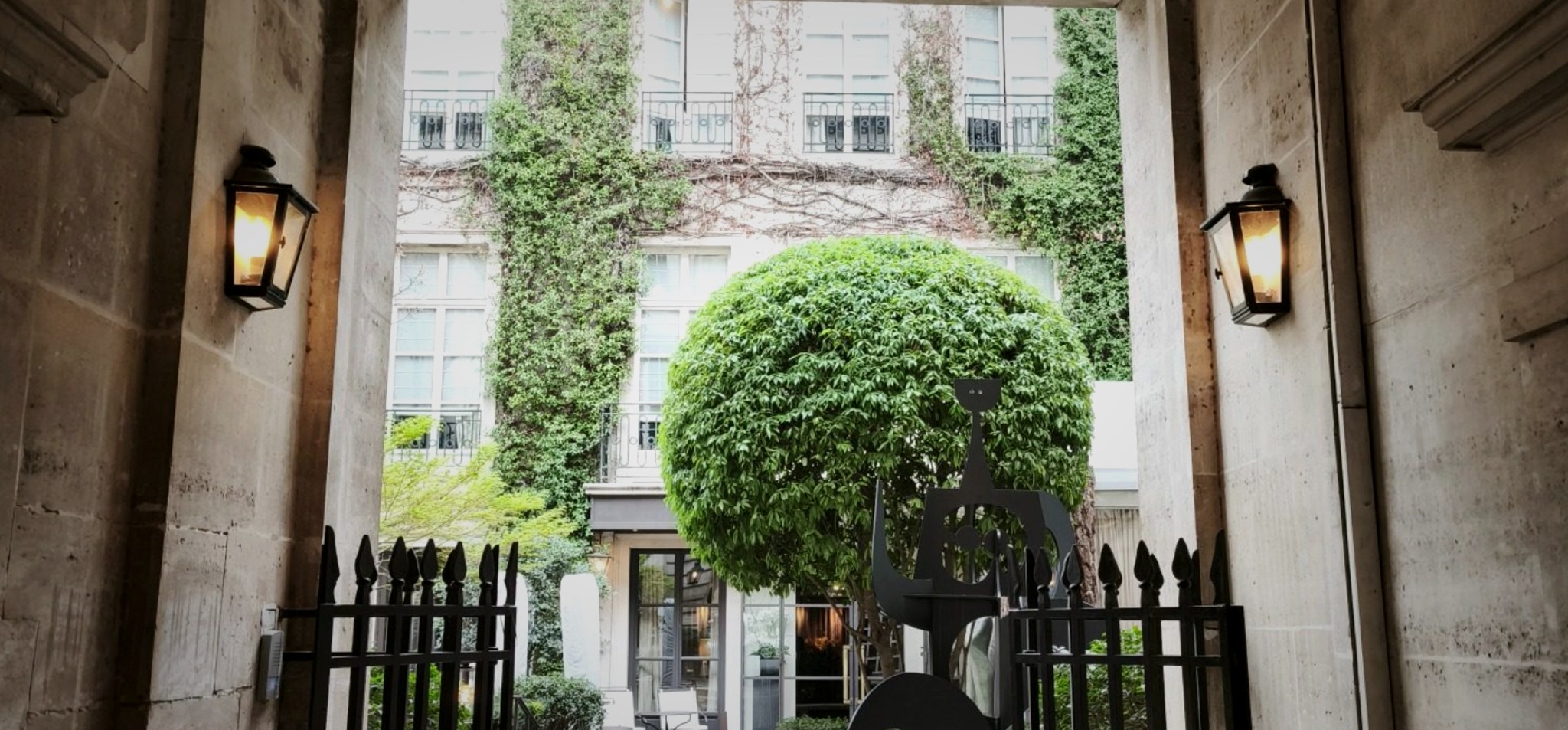Pavillon de la Reine courtyard entrance Place des Vosges Paris Marais luxury hotel